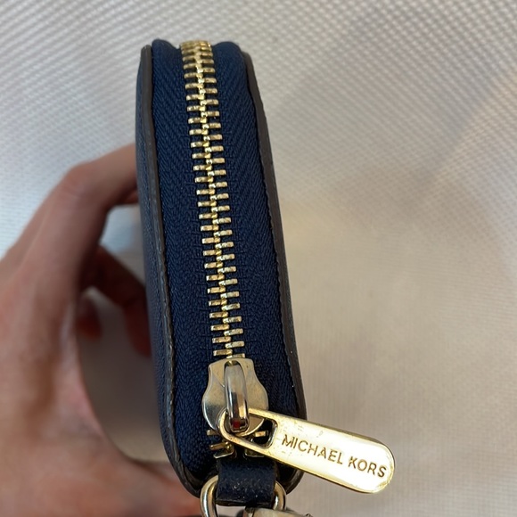 Michael Kors Navy Blue leather Phone Wrislet Fit iPhone 6 Or Smaller Phone - Picture 8 of 8